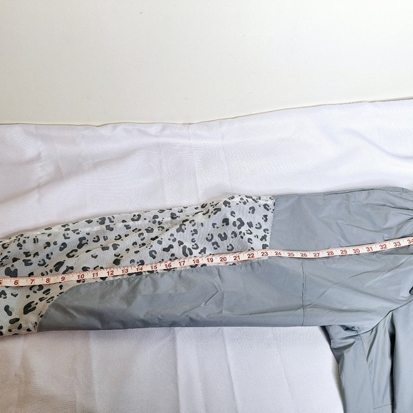 Nike brand "The Snow Leapard in a Jogger".Parachute Joggers size small. - Picture 4 of 10